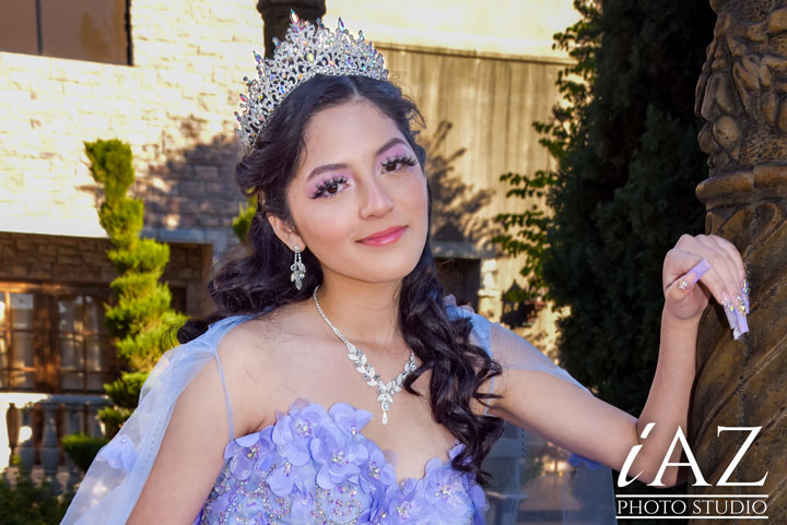 Sesión de fotos de 15 años modernas con poses que destacan tus uñas, una princesa con su vestido lila y uñas de color lila