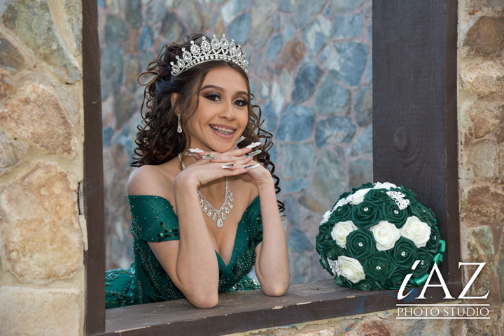 Inspiración para uñas de quinceañera con paletas de color y temática, quinceañera posando sus uñas de color verde esmeralda