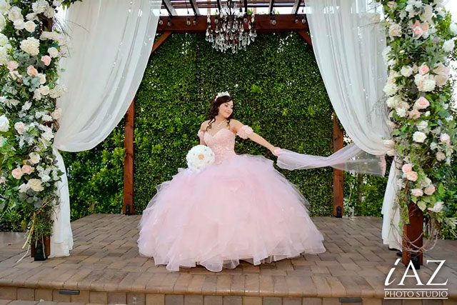 Decoración de Quinceañera con Flores en Mesa AZ