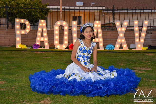 Decoración de quinceañera con detalles de iluminación con el nombre y letras xv de la quinceañera