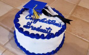 ideas de pasteles de graduacion en color azul