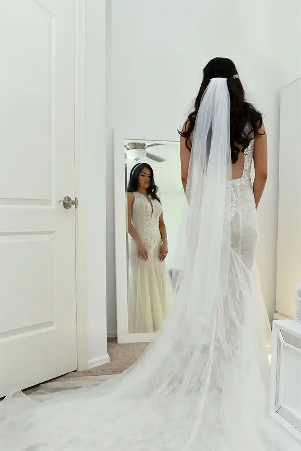 Foto y video para boda en Flagstaff Arizona, Novia con hermoso vestido blanco frente a un espejo