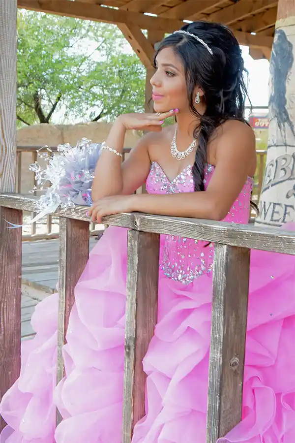 Foto y video para Quinceañera en Flagstaff AZ, quinceañera posando con su hermoso vestido rosa