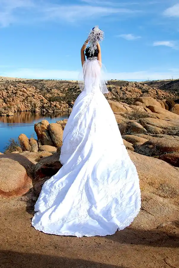 Foto y video para boda en Flagstaff Arizona, novia con hermoso vestido frente al lago
