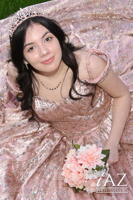 bella pose de una quinceañera con sus accesorios en el exterior de Mesa Arizona