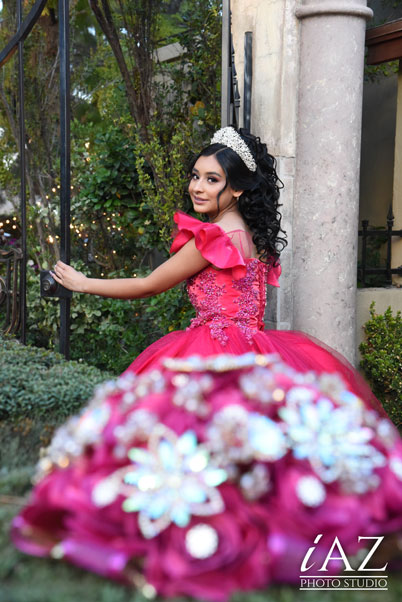 pose de quinceañera con sus accesorios en un lugar natural de Mesa Arizona