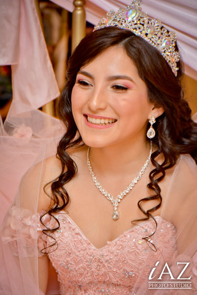 quinceañera con sus bellos aretes