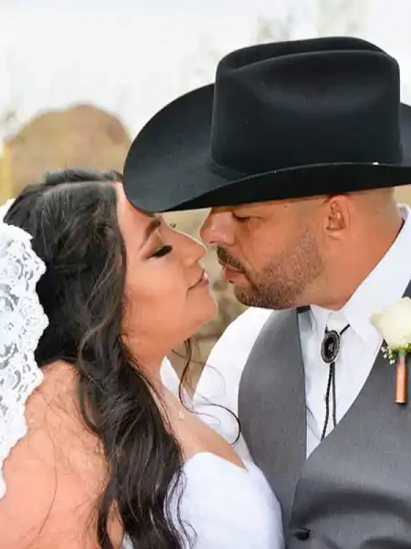 Foto y Video profesional para bodas en Flagstaff AZ, Novios besándose en su boda